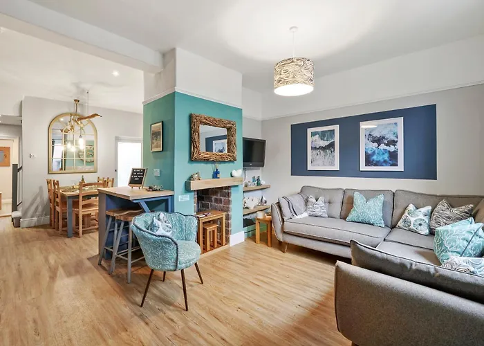 3 Bedrooms Stylish Spacious Townhouse, Perfect For Groups And Family, Sleeps 6 With Free On-Street Parking Permit, Southsea - Work Contractors And Summer Special Offer - By Blue Puffin Stays