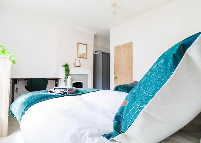 Bright 4-Bed Home ! Free Wi-Fi Included