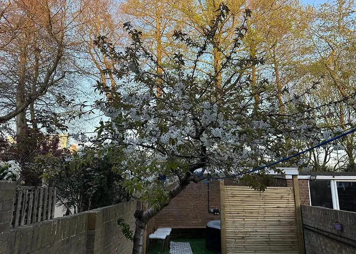 Southsea Stays Cozy Home With Hot Tub Free Parking