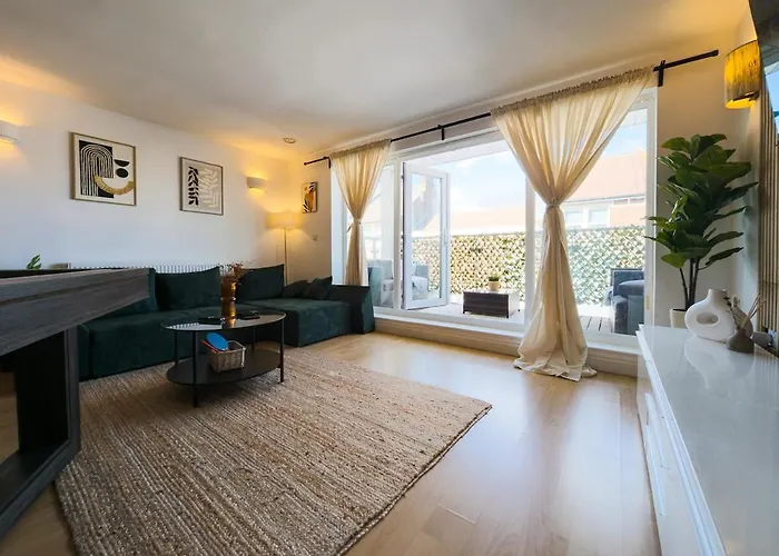 Central Apt En Suites With Pool Table And Private Balcony