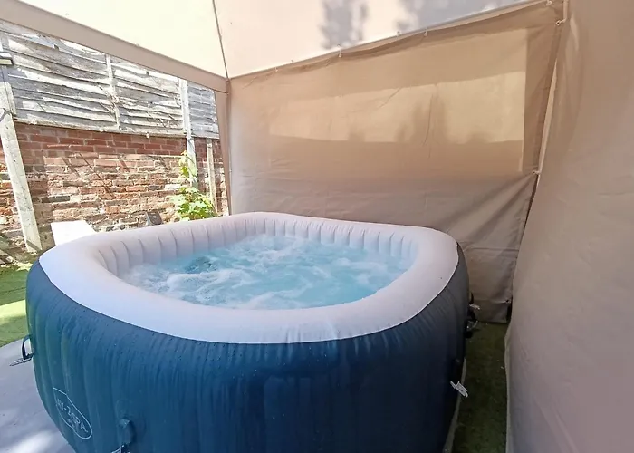 Open Mind Property - Hot Tub, 5 Bedroom & Free Parking