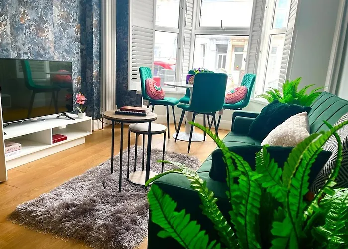 A Tranquil Must-Stay Home Near Fratton Train Station, With Pool Table And Private Garden