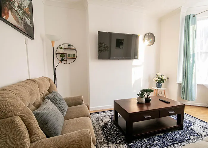 3 Bed Stylish & Spacious Home, Sleep Up To 7Ppl