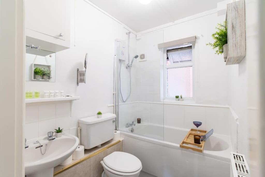 Open Mind Property - Southsea With Free Parking