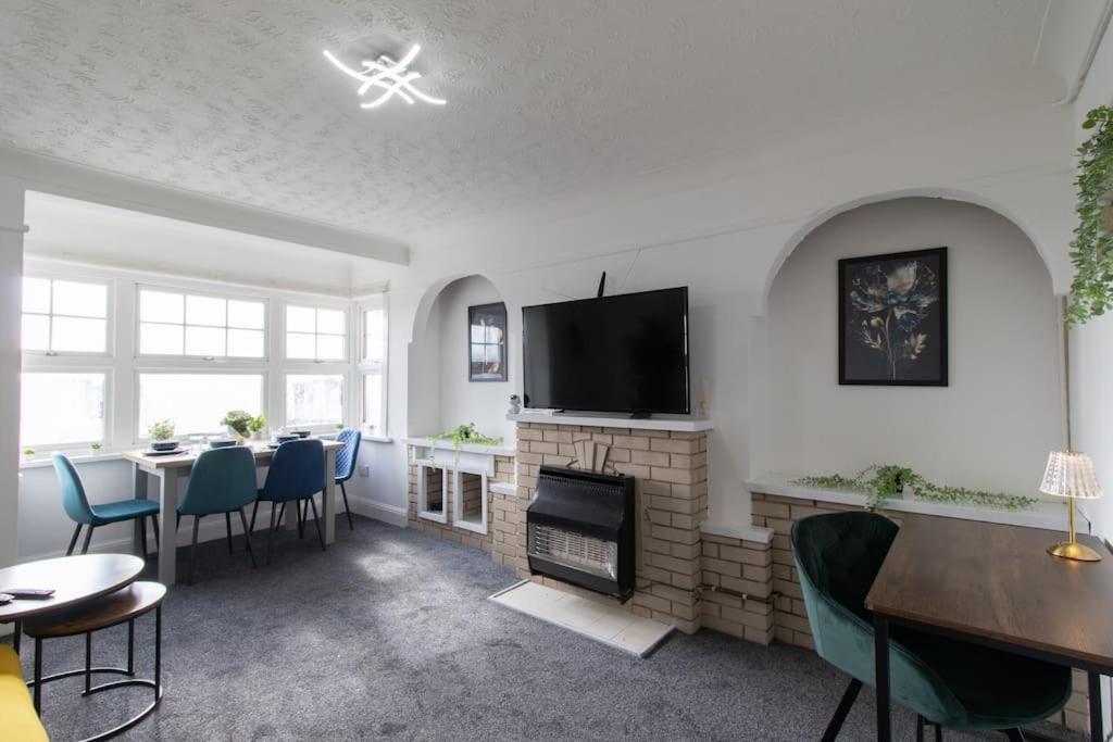 Open Mind Property - Southsea With Free Parking