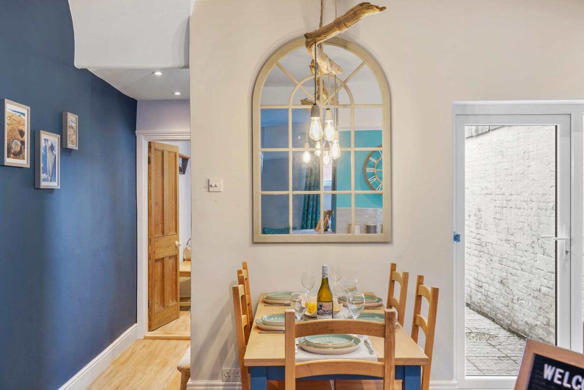 Casa de férias Blue Puffin Stays: Spacious 3-bed Townhouse With Free Parking