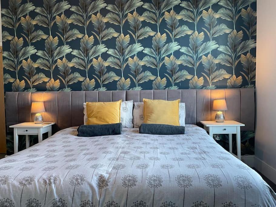 Apartment Between & Shops - Private Parking En-suite