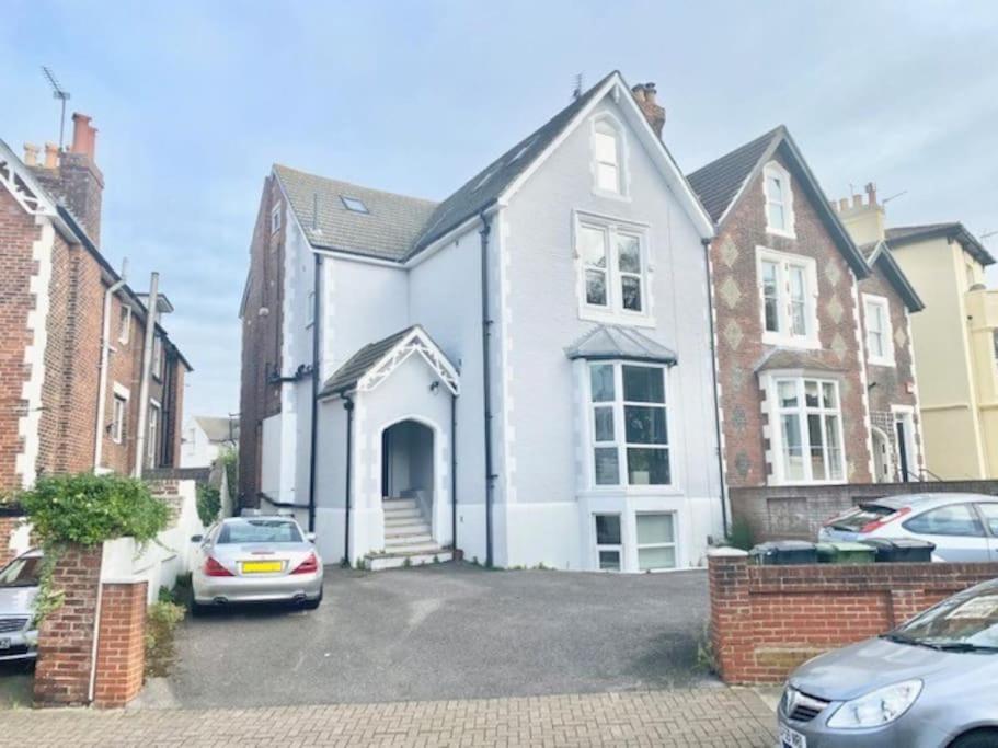 Apartment Between & Shops - Private Parking En-suite *