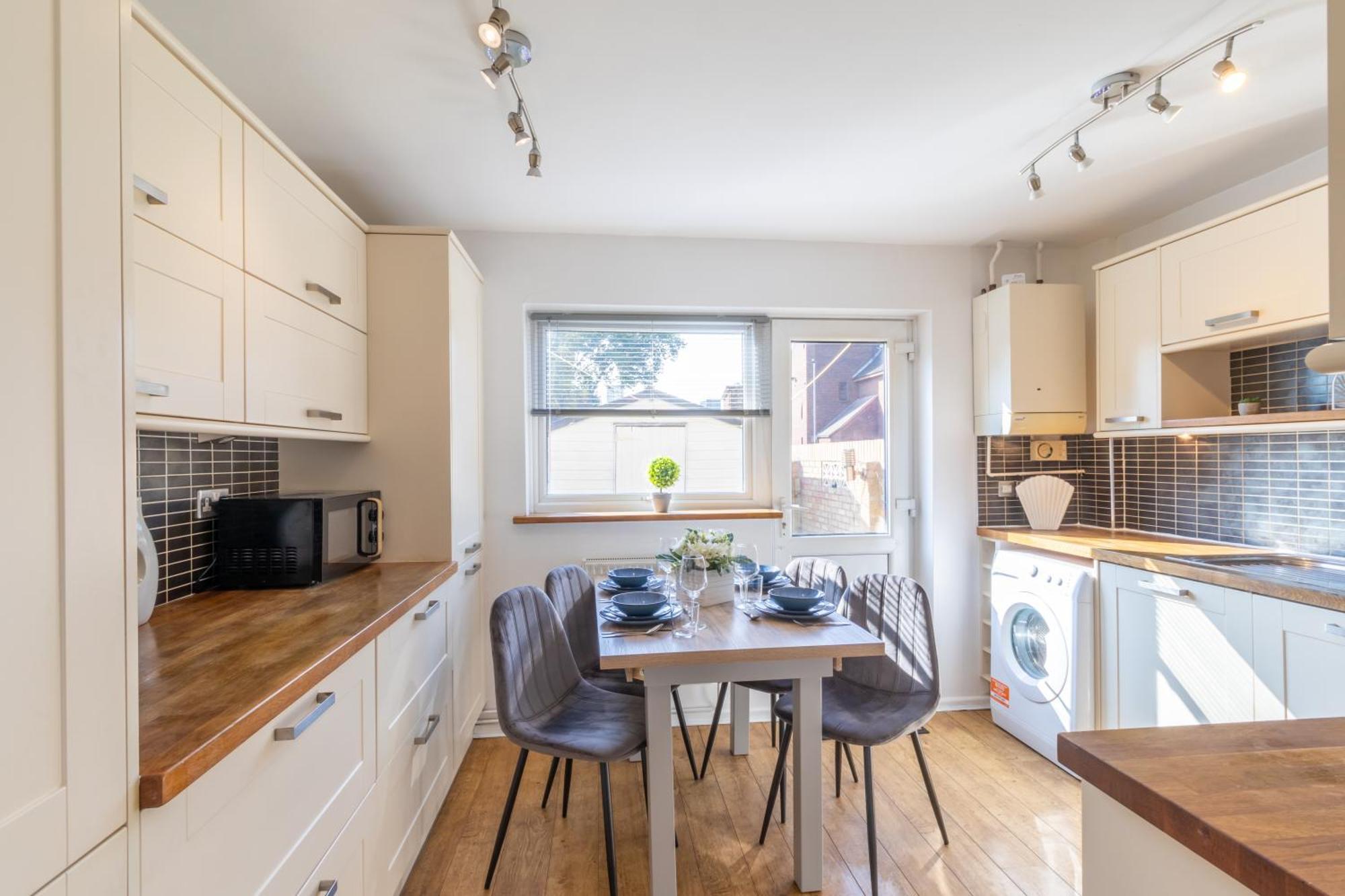 Open Mind - 4 Beds 2 Bathrooms & Parking