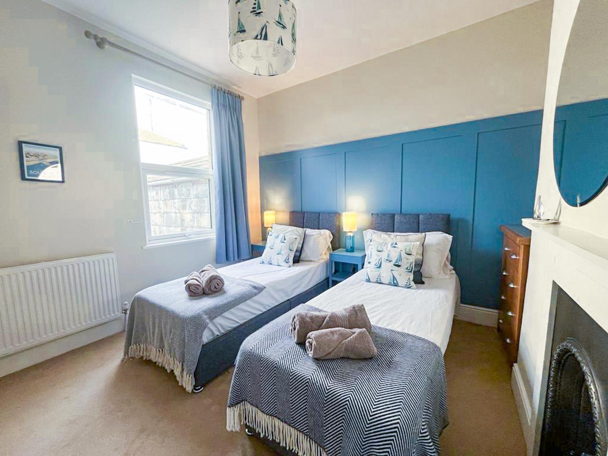Casa de férias Blue Puffin Stays: Spacious 3-bed Townhouse With Free Parking