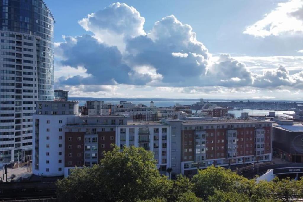 Stunning Flat At Gunwarf Quays Apartment *
