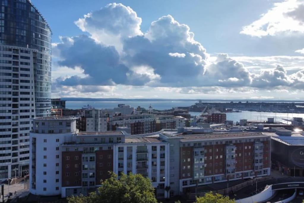 Stunning Flat At Gunwarf Quays