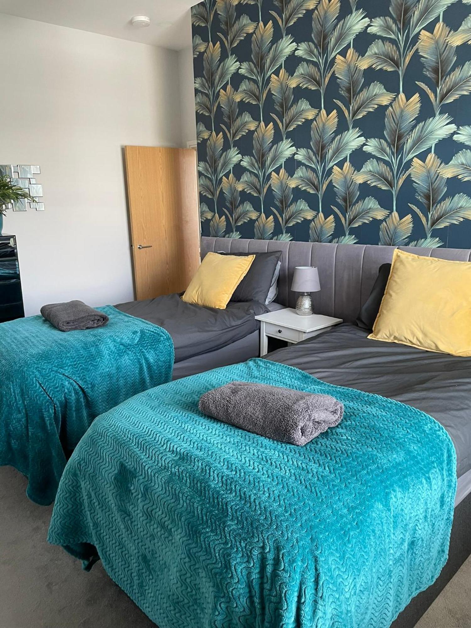 Between & Shops - Private Parking En-suite *