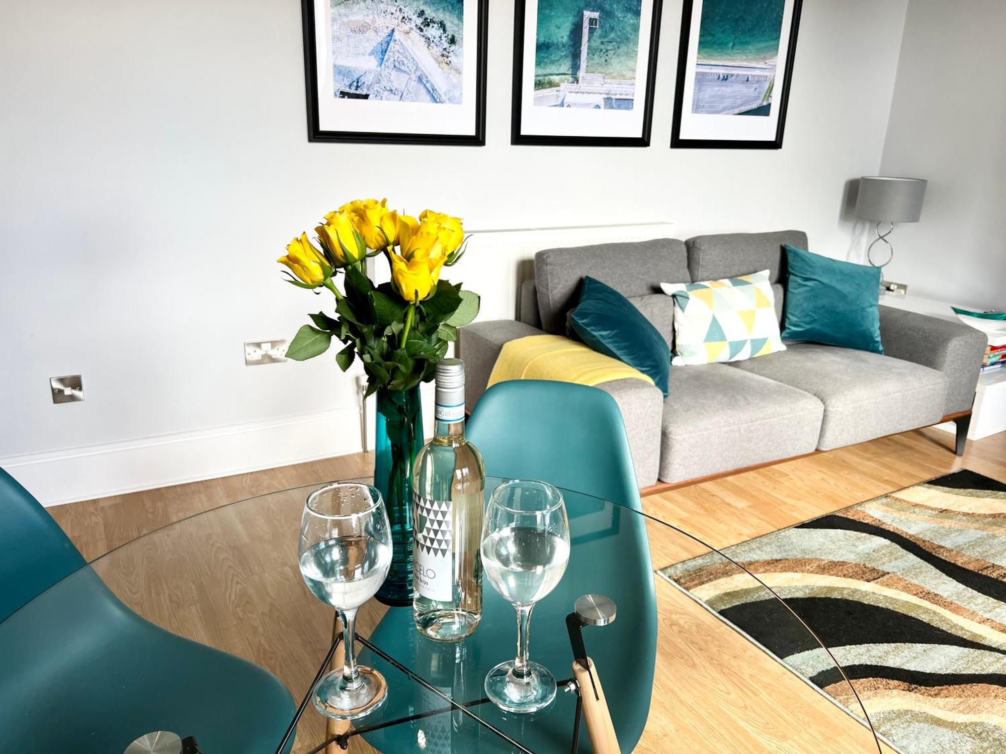 Between & Shops - Private Parking En-suite *