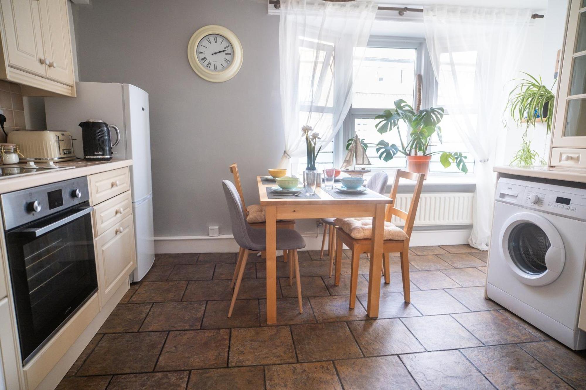 Coastal Terrace Retreat- 2 Bedrooms, Free Parking