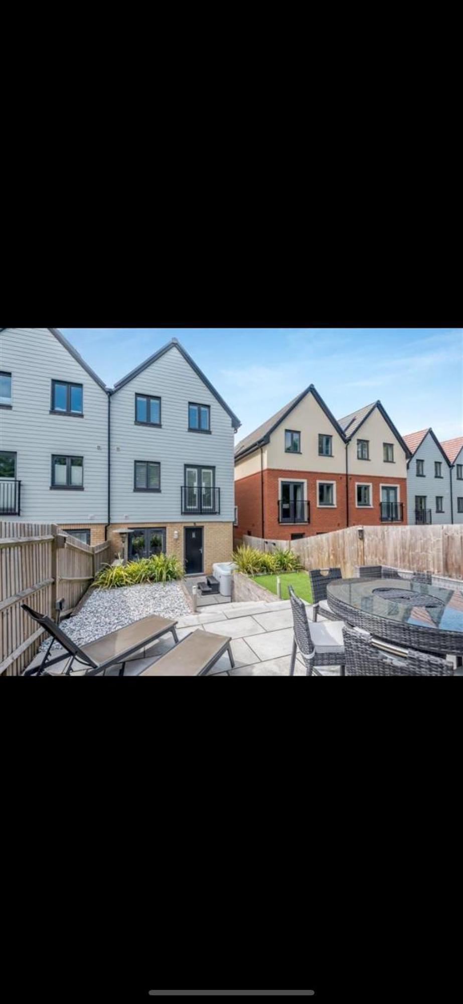 3 Bedroom Beautiful With Garden, Ac, Hot Tub Holiday home *