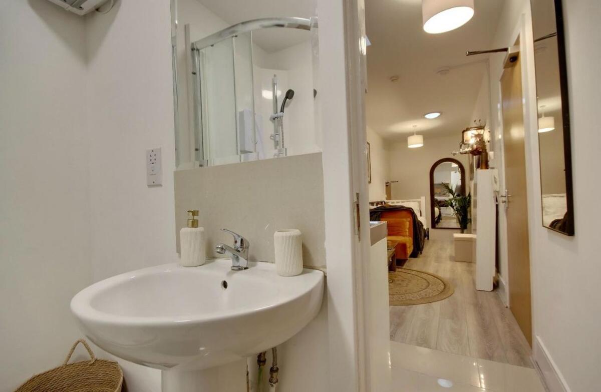 Aylward Apartments Compact Studio, Near City Centre And Gunwharf Quays Apartment Portsmouth