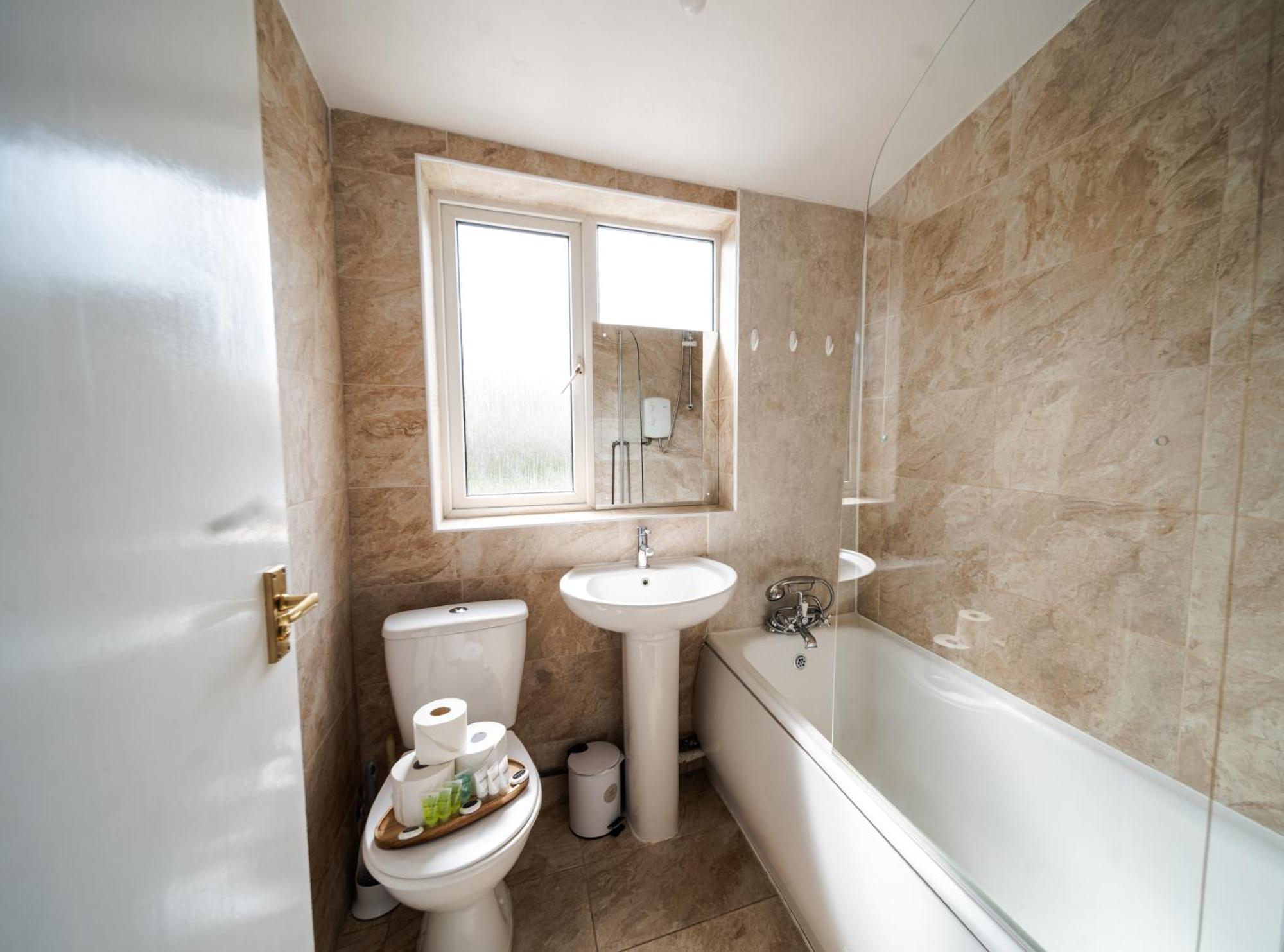 Open Mind - Hottub, 4 Beds & 2 Free Parking Holiday home