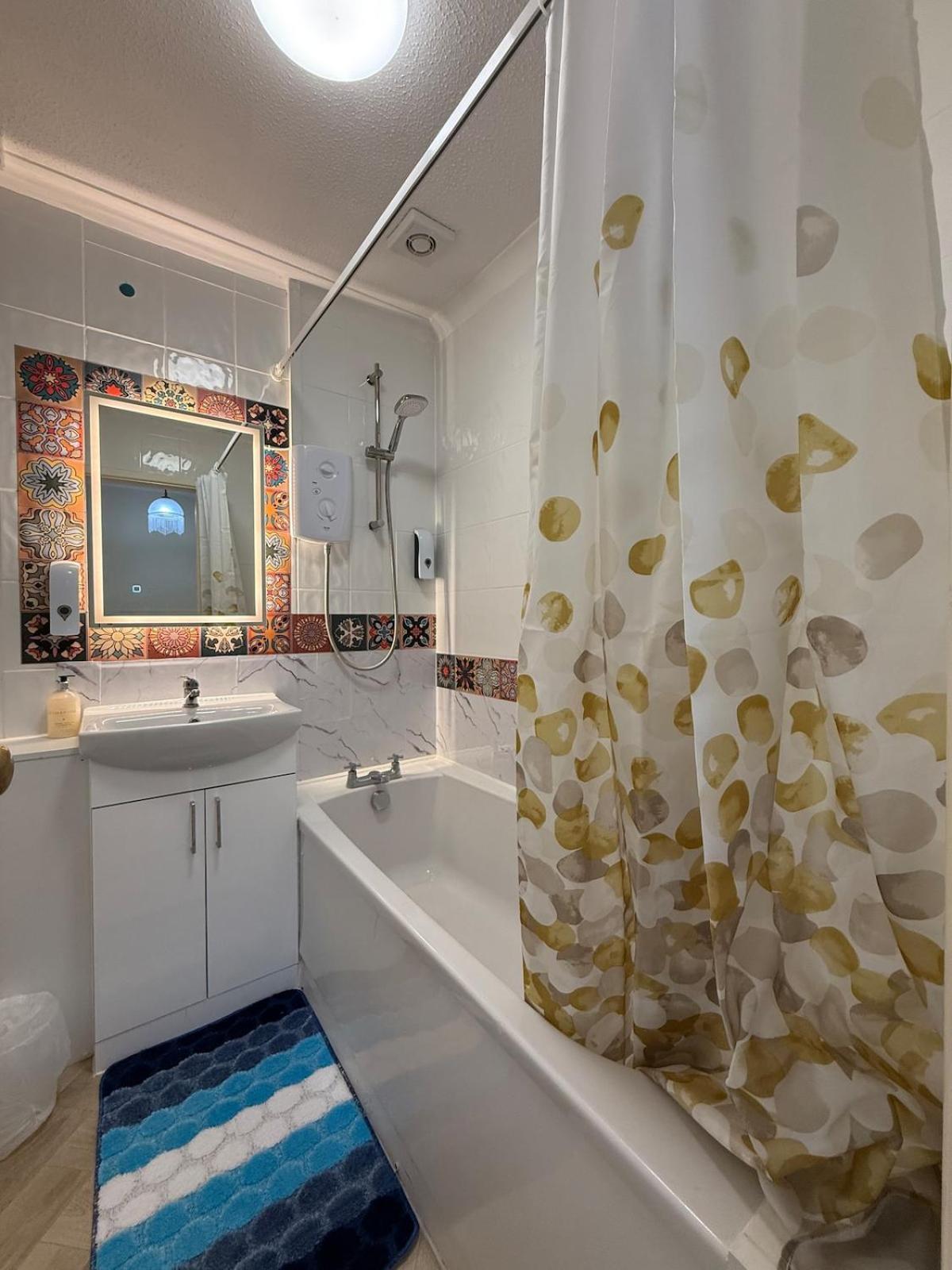 Southsea Cozy With Hot Tub Free Parking Holiday home