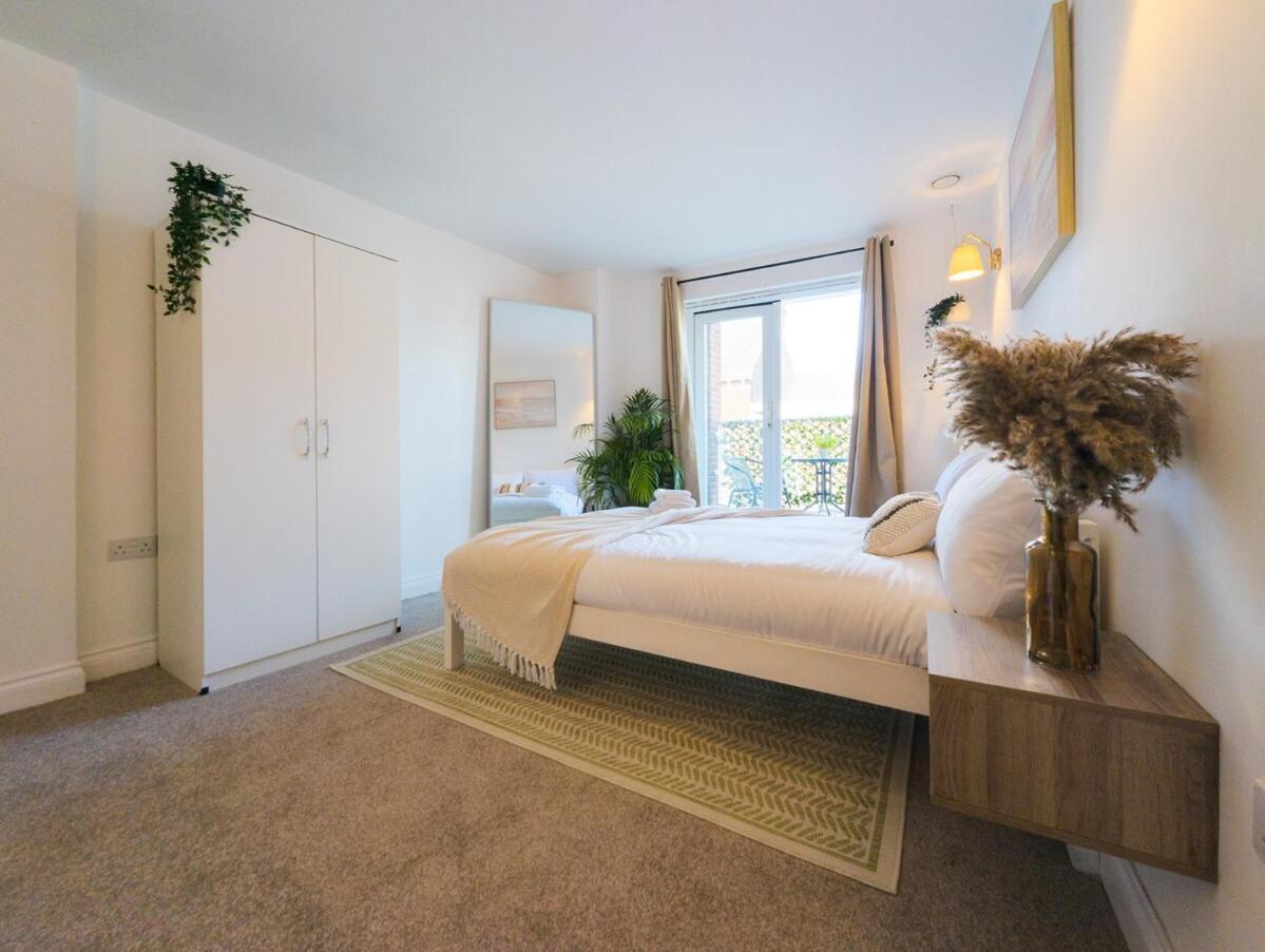 En With Pool Table And Private Balcony Apartment Portsmouth