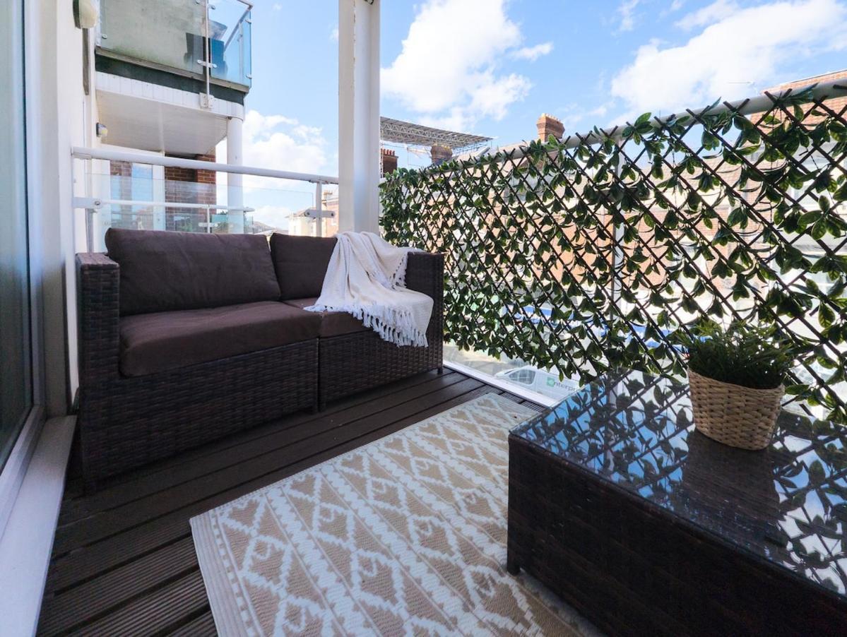 Apartment En With Pool Table And Private Balcony Portsmouth