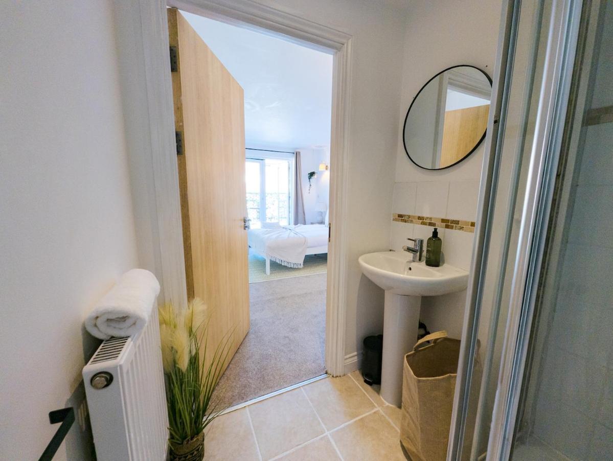 En With Pool Table And Private Balcony *