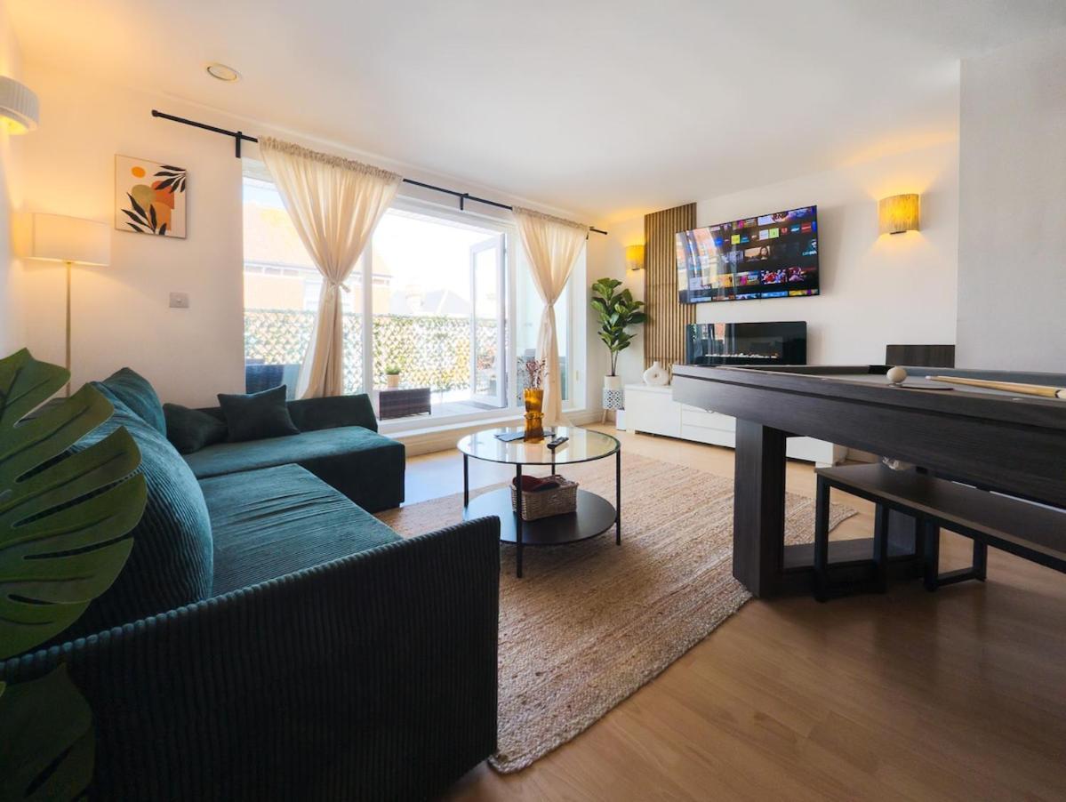En With Pool Table And Private Balcony Portsmouth