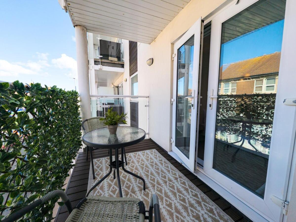 En With Pool Table And Private Balcony Apartment *