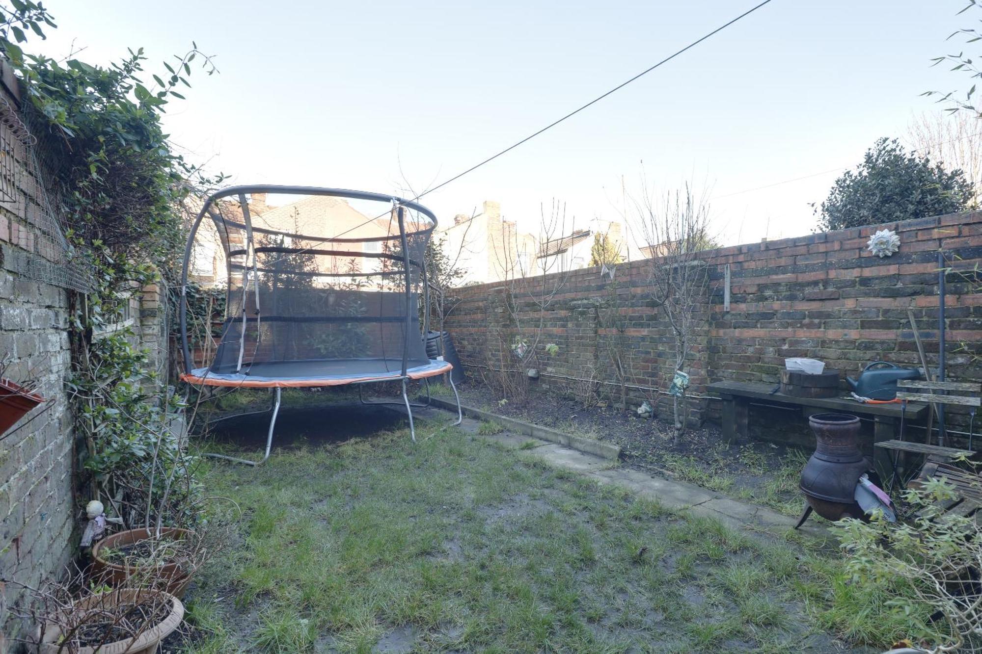 Single Facing Garden 1st Floor Homestay