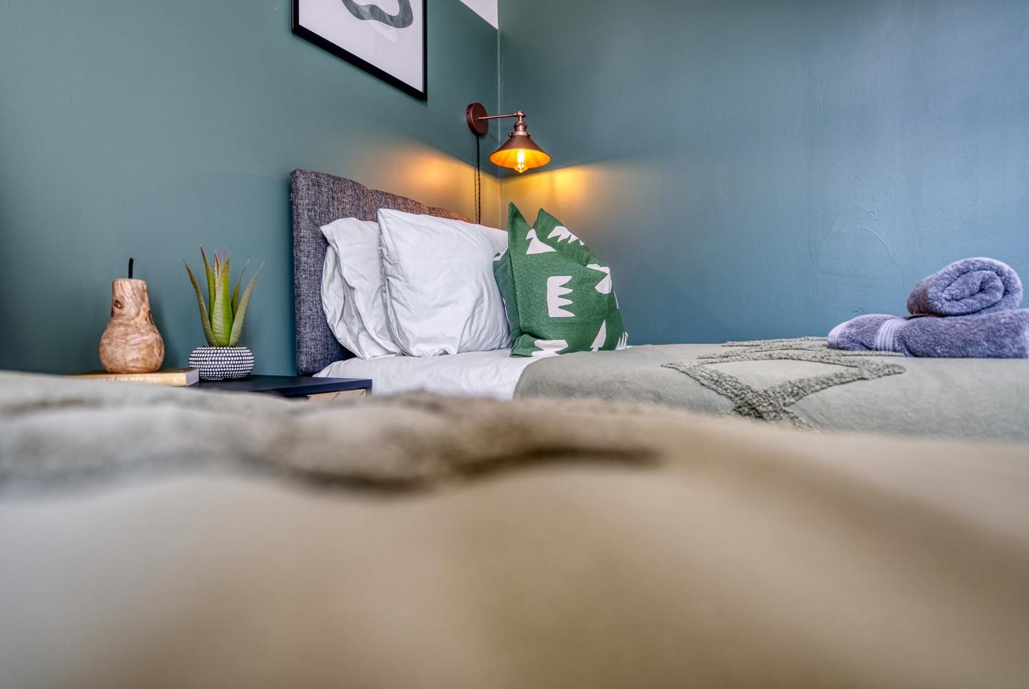 Stunning Design 3-Bedroom Townhouse Retreat In Southsea, Sleeps 8, Chic And Spacious - By Blue Puffin Stays *