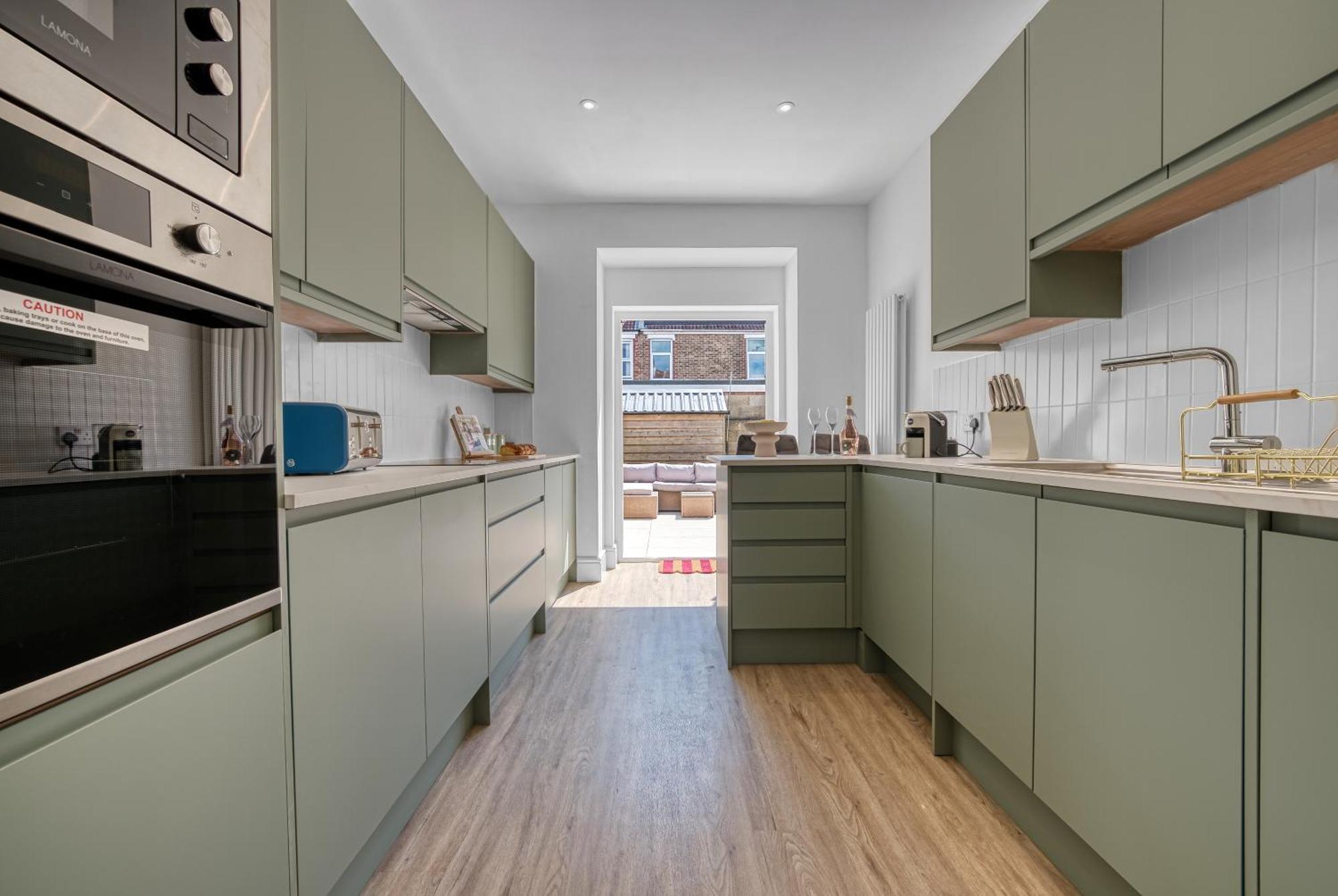 Stunning Design 3-Bedroom Townhouse Retreat In Southsea, Sleeps 8, Chic And Spacious - By Blue Puffin Stays Holiday home