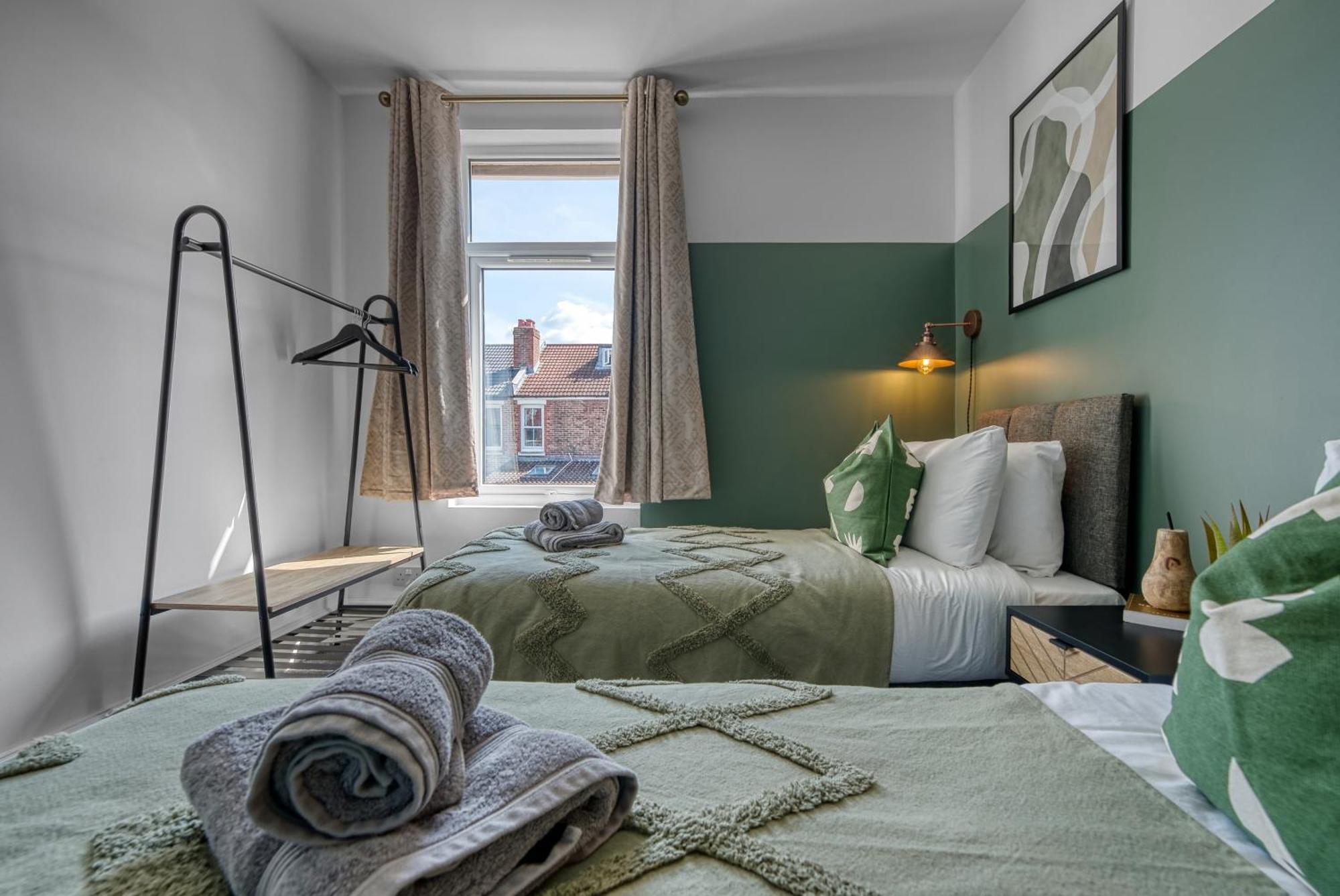 Stunning Design 3-Bedroom Townhouse Retreat In Southsea, Sleeps 8, Chic And Spacious - By Blue Puffin Stays *
