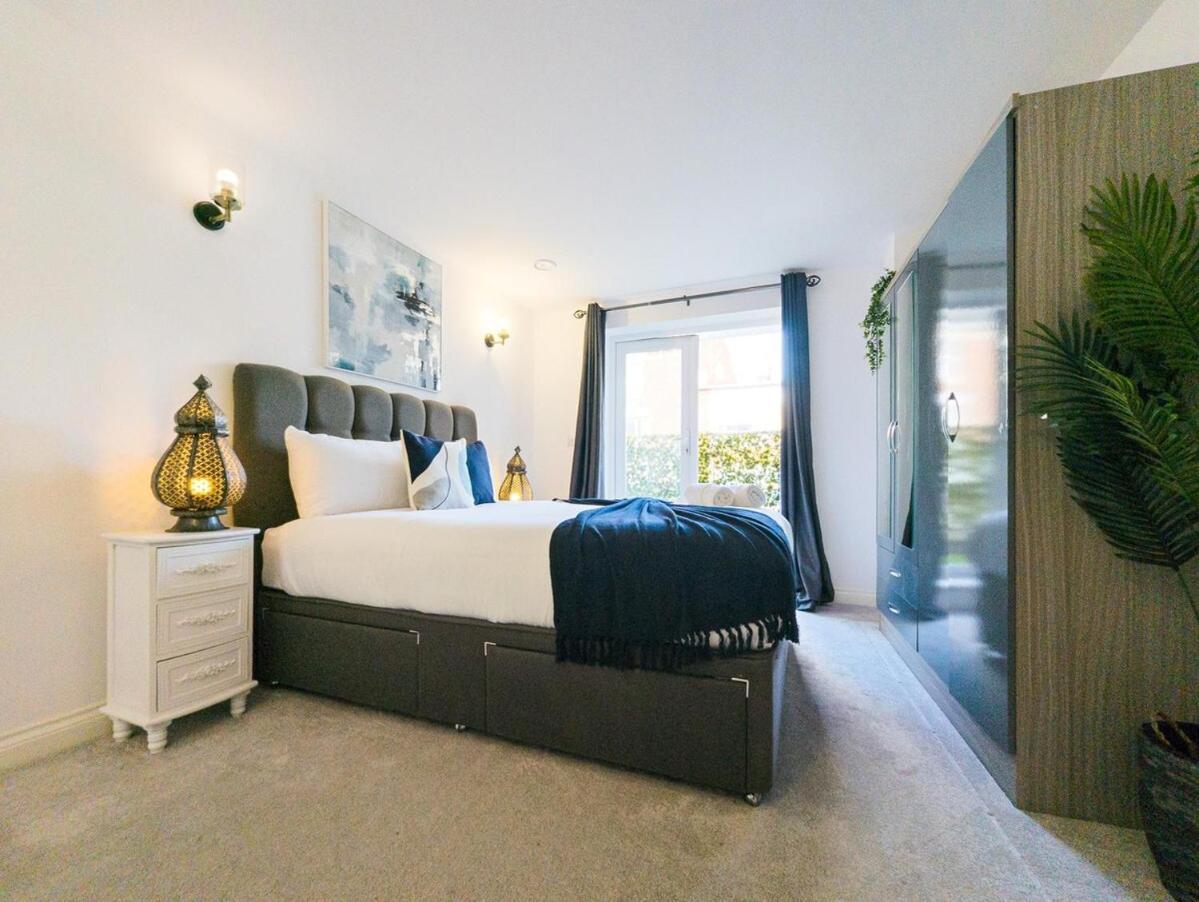 Modern 2bedrooms With En & Private Parking Apartment *