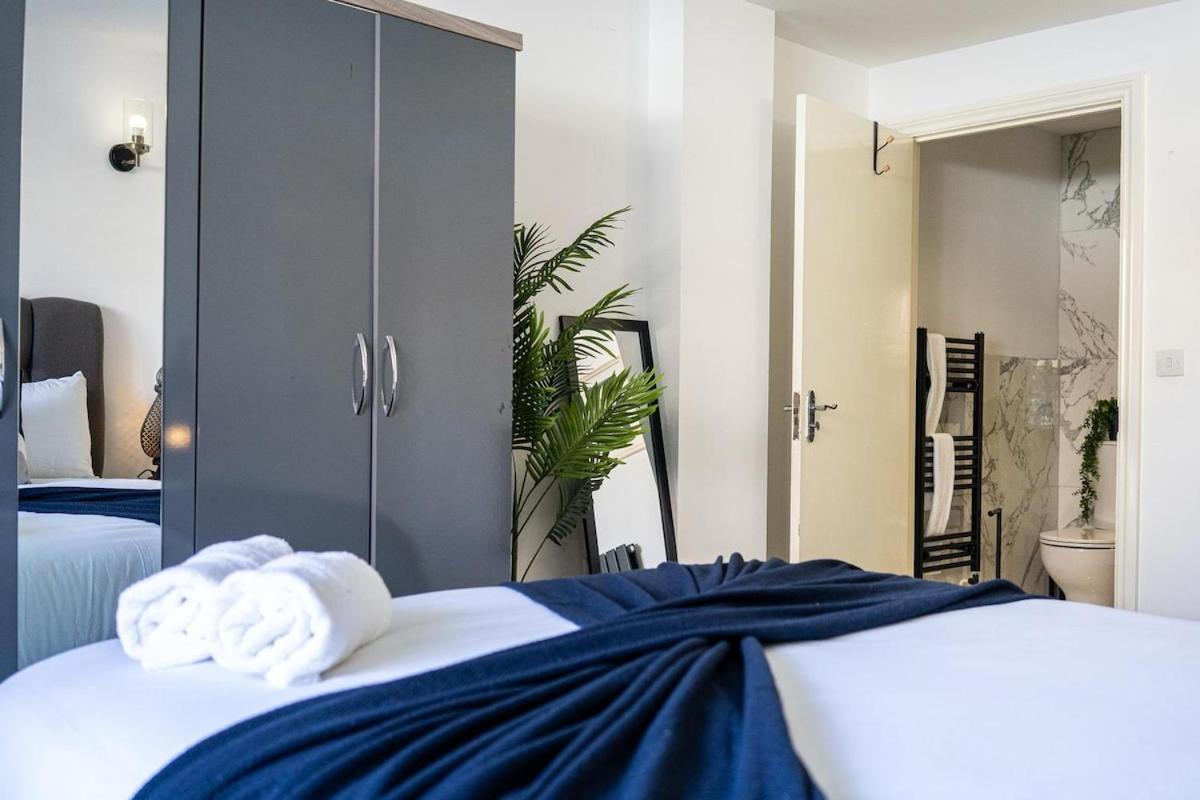 Modern 2bedrooms With En & Private Parking Apartment *