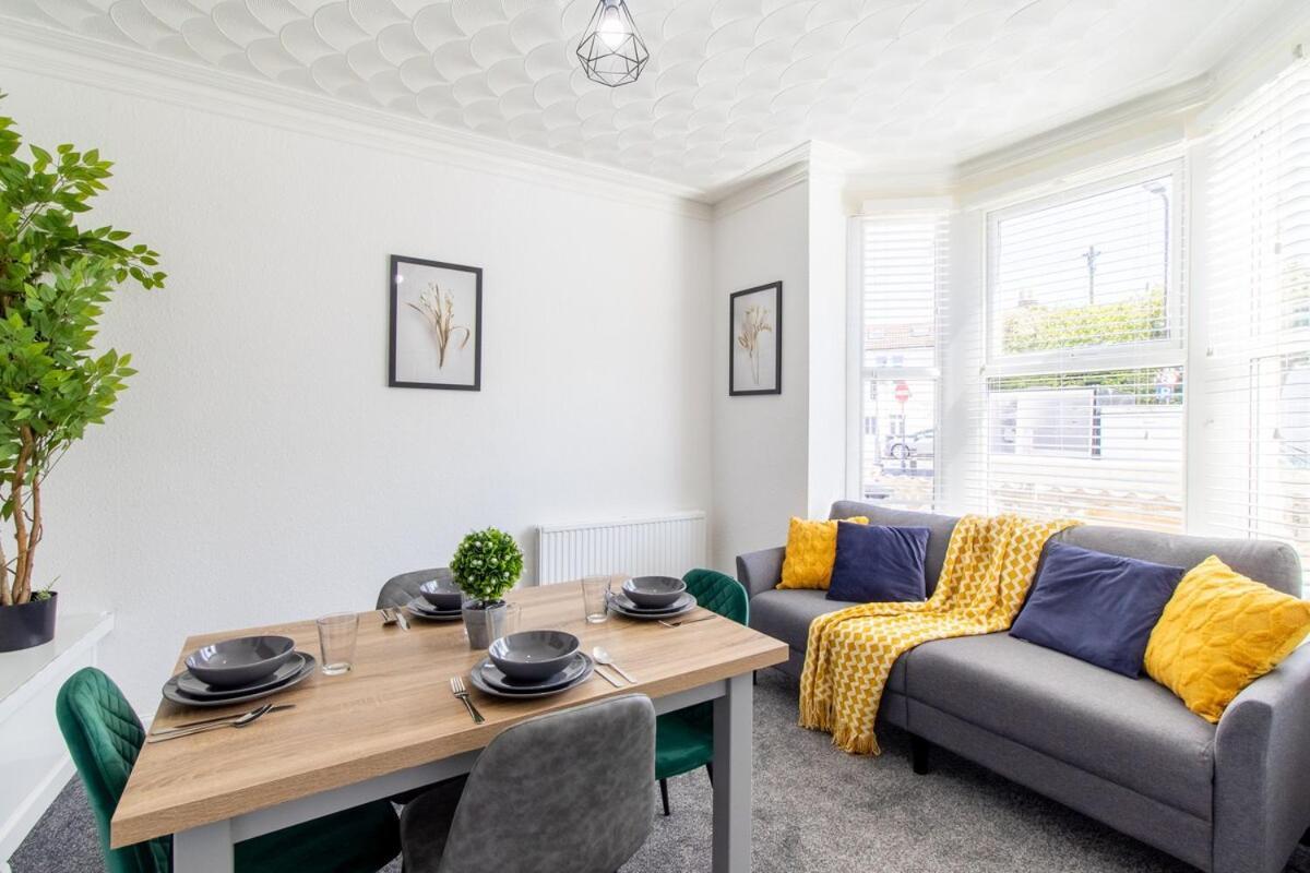 Apartment Open Mind Property- Luxury 5 Bedroom & Free Parking *