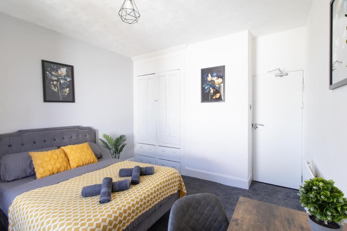Apartment Open Mind Property- Luxury 5 Bedroom & Free Parking *