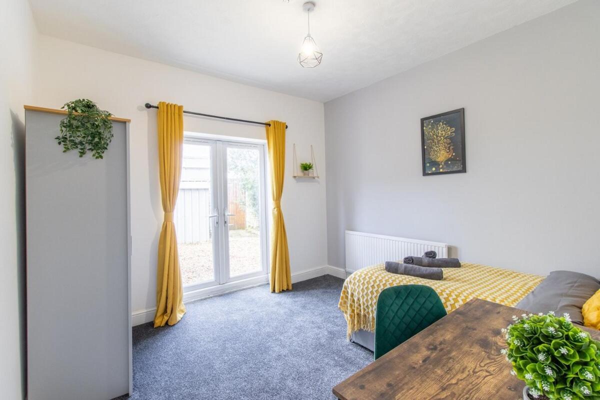 Open Mind Property- Luxury 5 Bedroom & Free Parking *