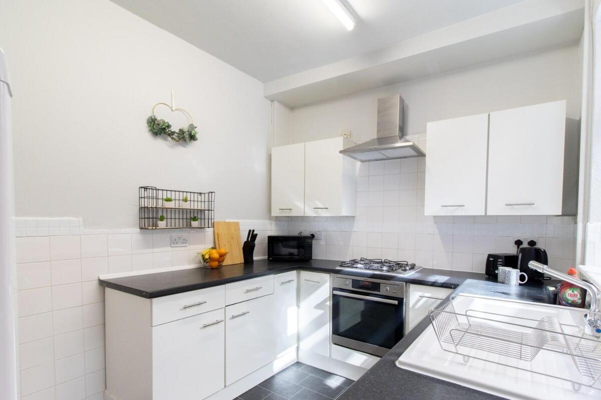 Open Mind Property- Luxury 5 Bedroom & Free Parking Apartment Portsmouth