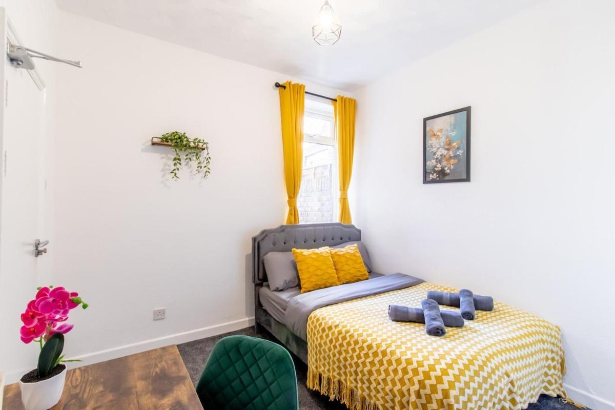 Open Mind Property- Luxury 5 Bedroom & Free Parking *