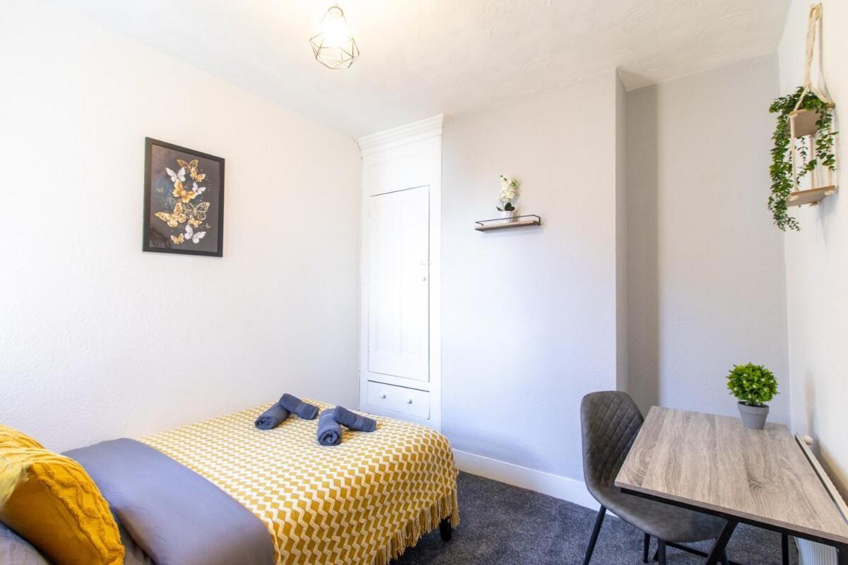 Apartment Open Mind Property- Luxury 5 Bedroom & Free Parking