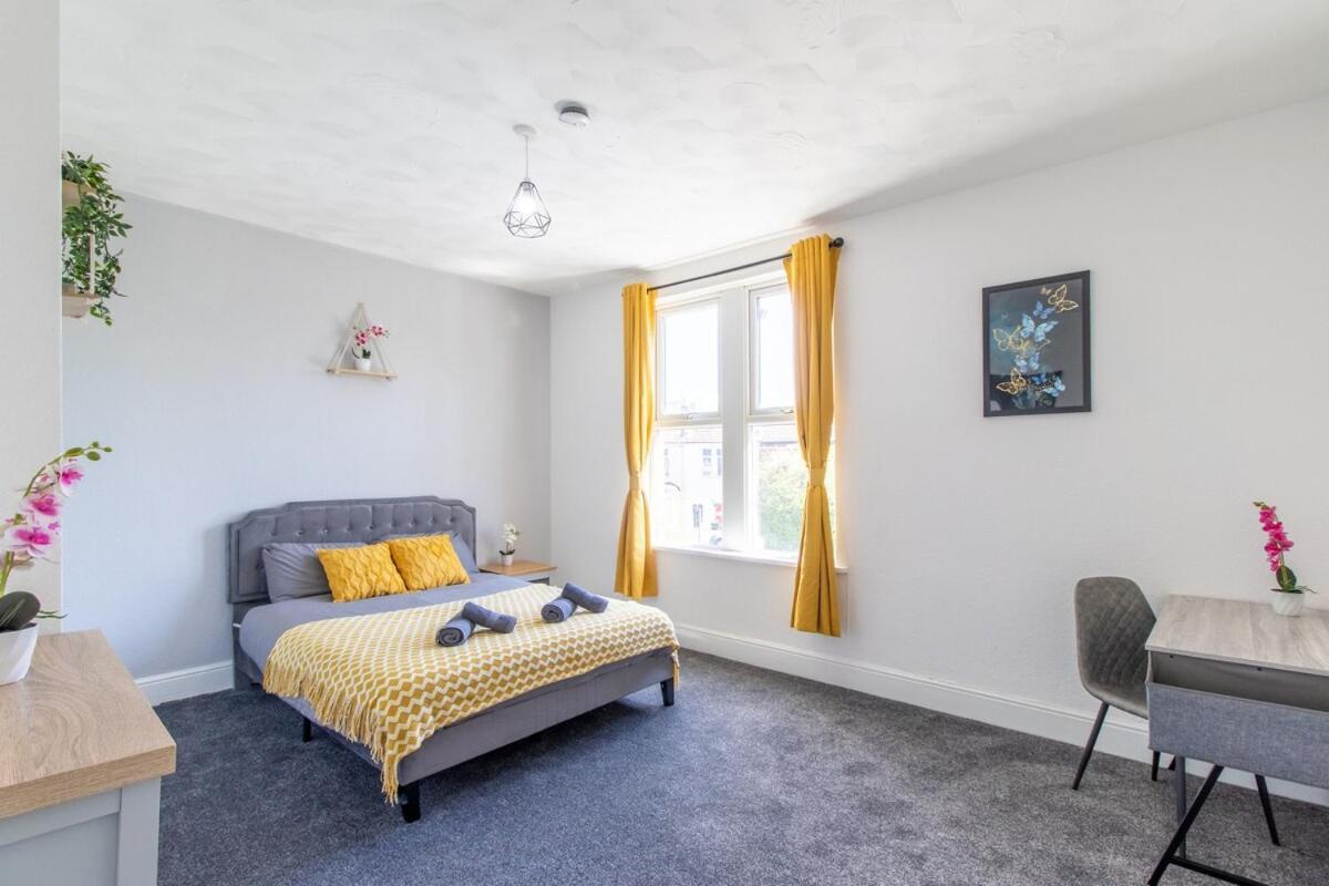 Open Mind Property- Luxury 5 Bedroom & Free Parking Apartment *