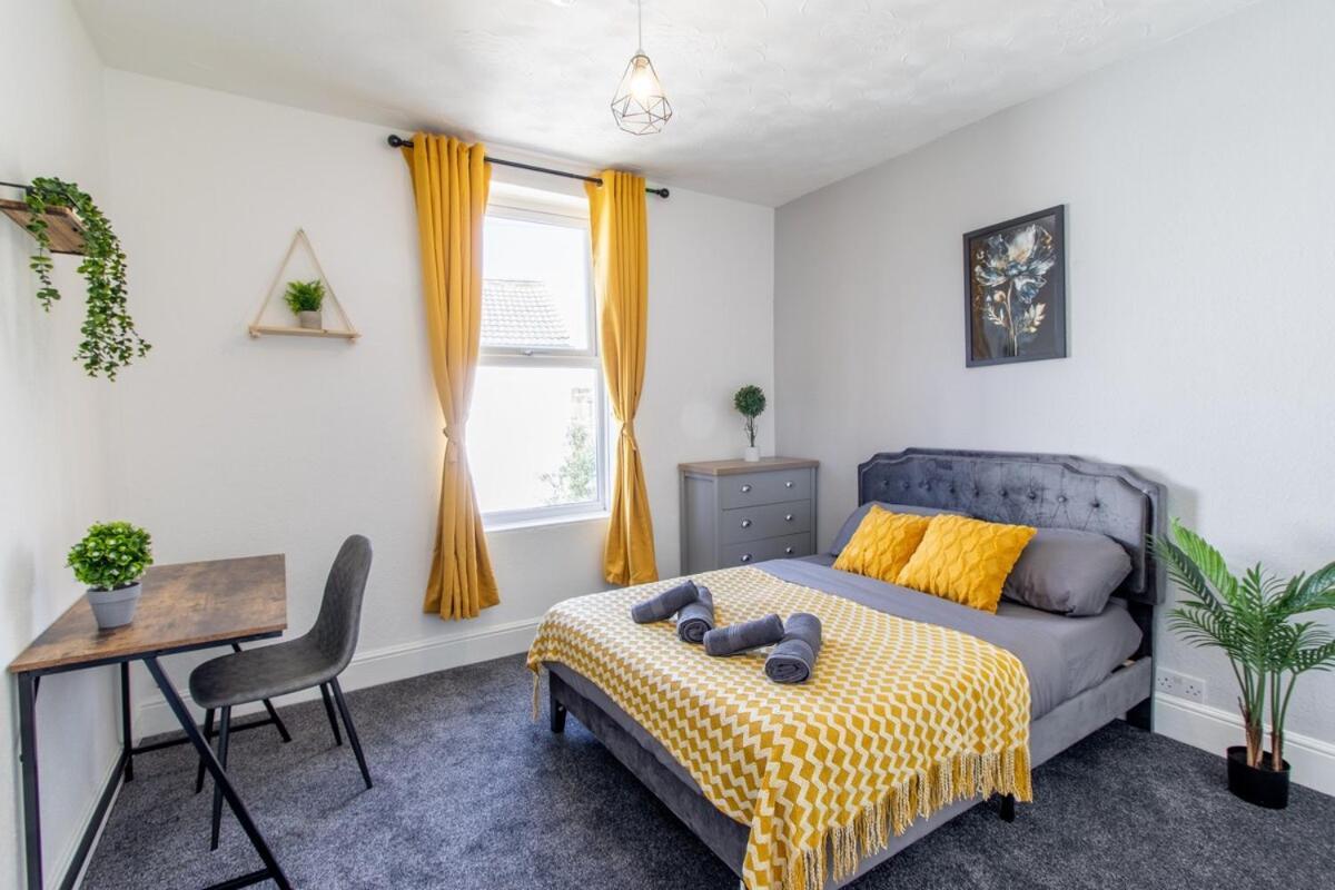 Open Mind Property- Luxury 5 Bedroom & Free Parking Apartment Portsmouth