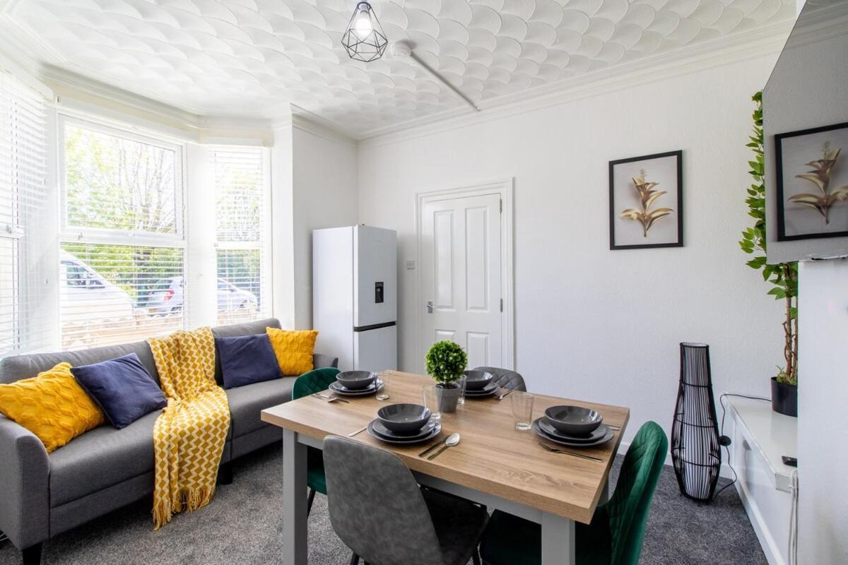 Open Mind Property- Luxury 5 Bedroom & Free Parking Apartment