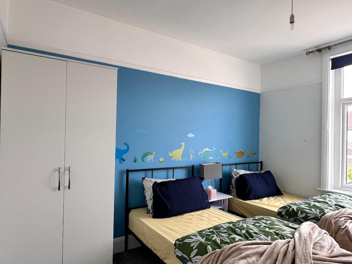 A Tranquil Must-stay Near Fratton Train Station, With Pool Table And Private Garden * Portsmouth