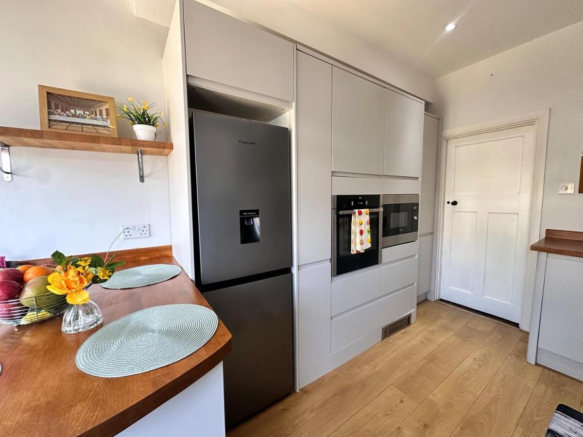 A Tranquil Must-stay Near Fratton Train Station, With Pool Table And Private Garden *