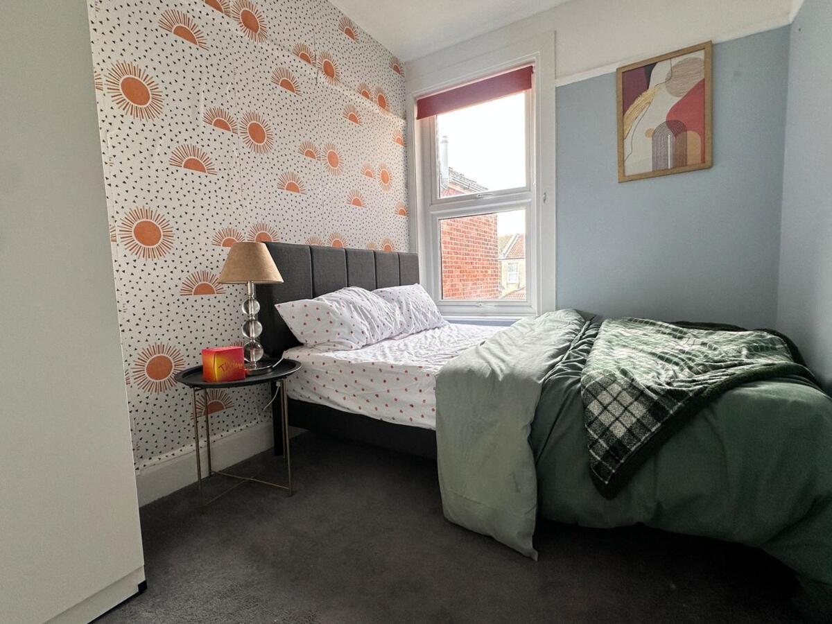A Tranquil Must-stay Near Fratton Train Station, With Pool Table And Private Garden
