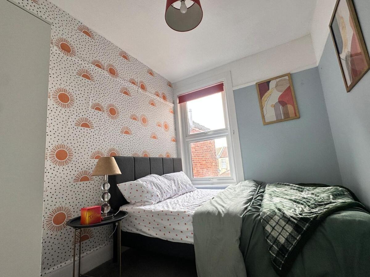 A Tranquil Must-stay Near Fratton Train Station, With Pool Table And Private Garden *