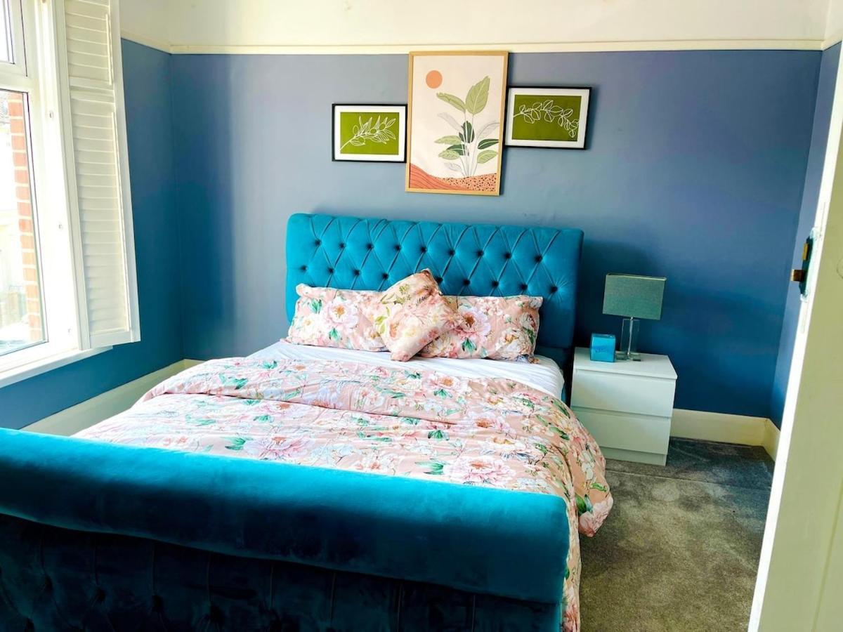 A Tranquil Must-stay Near Fratton Train Station, With Pool Table And Private Garden