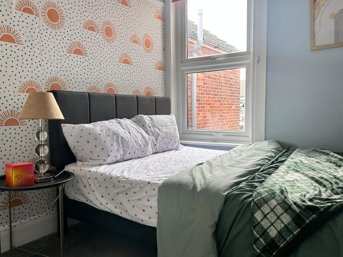 A Tranquil Must-stay Near Fratton Train Station, With Pool Table And Private Garden *