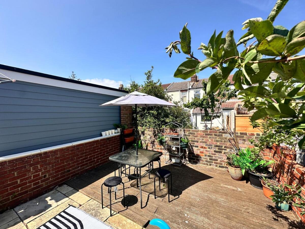 A Tranquil Must-stay Near Fratton Train Station, With Pool Table And Private Garden *